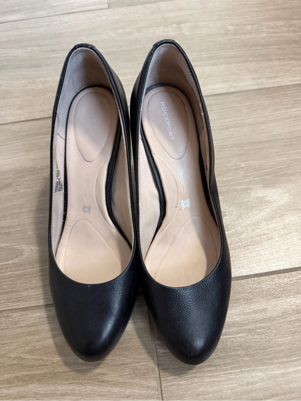 Rockport Black Leather Women's Pointed-Toe Pumps